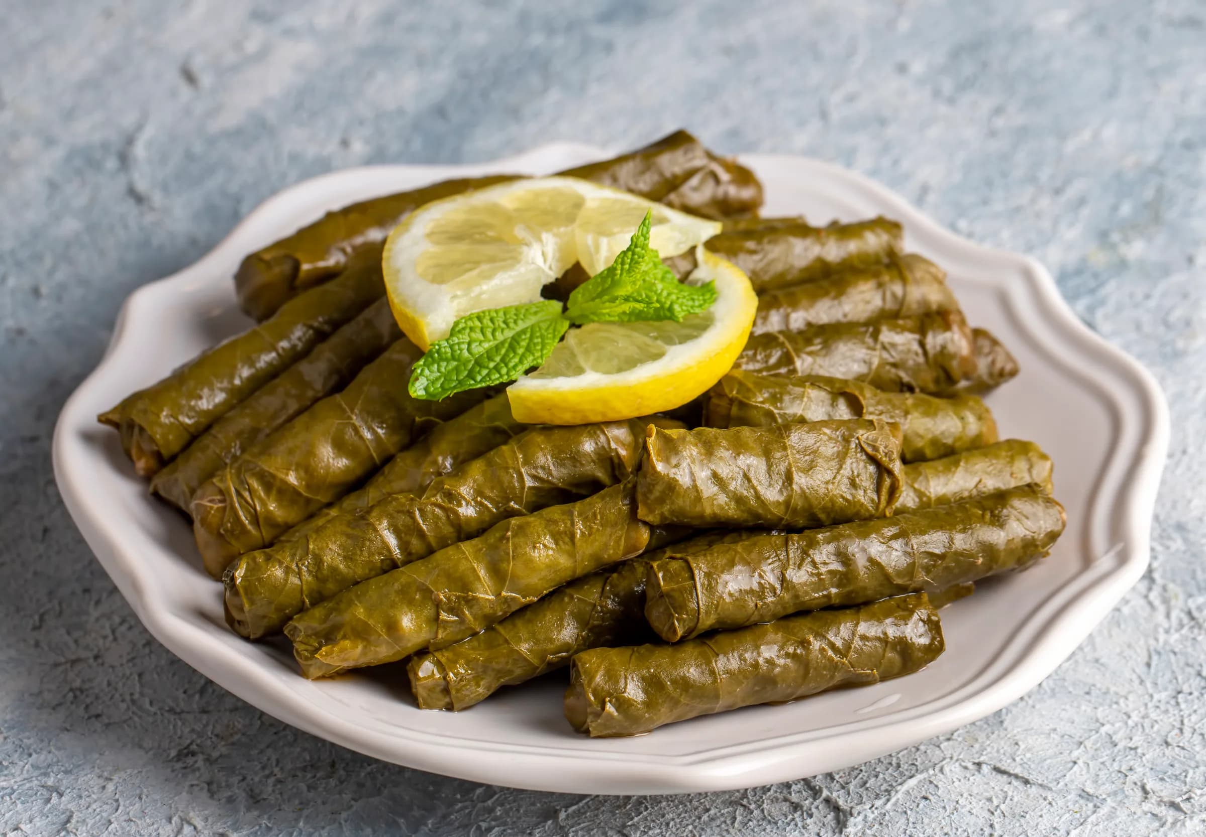 Tepsilerde hazırlanan çeşitli sıcak yemekler