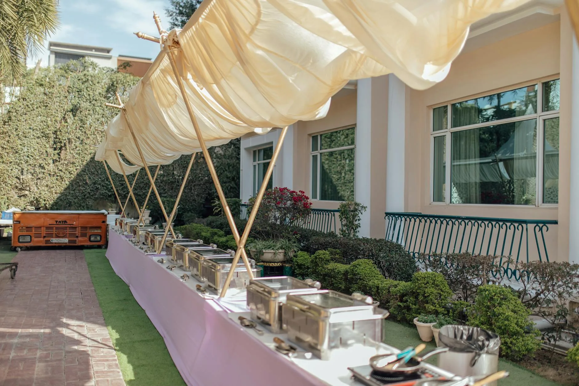 Özel günler için hazırlanan açık büfe catering düzeni